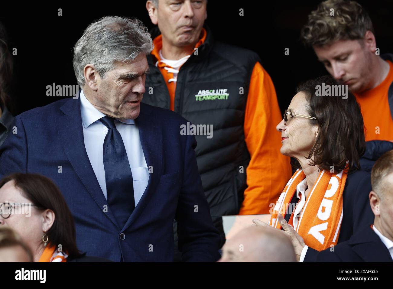 ROTTERDAM - (l-r) KNVB-Vorsitzender Frank Paauw, KNVB-Generaldirektorin Marianne van Leeuwen auf den Tribünen während des Freundschaftsspiels zwischen den Niederlanden und Kanada im Feyenoord Stadium de Kuip am 6. Juni 2024 in Rotterdam, Niederlande. ANP MAURICE VAN STEEN Stockfoto