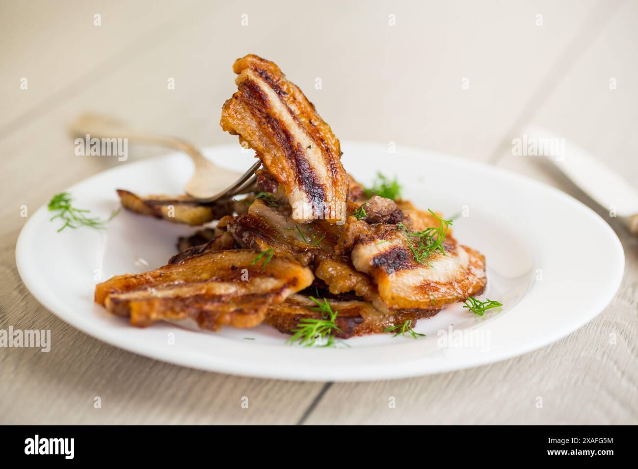 Knuspriger, goldgegrillter Schweinebauch. Stockfoto