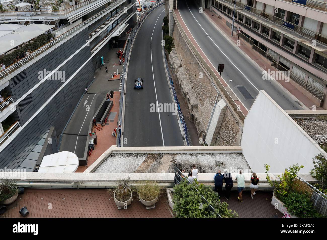 Monte Carlo, Fürstentum Monaco. Mai 2024. Formel 1 Grand Prix de Monaco auf dem Circuit de Monaco in Monte Carlo. Im Bild: Alpine A524 des BWT Alpine F1 Teams auf dem Boulevard Louis II während des ersten Trainings. Blick vom Jardin d'Acclimatation © Piotr Zajac/Alamy Live News Stockfoto