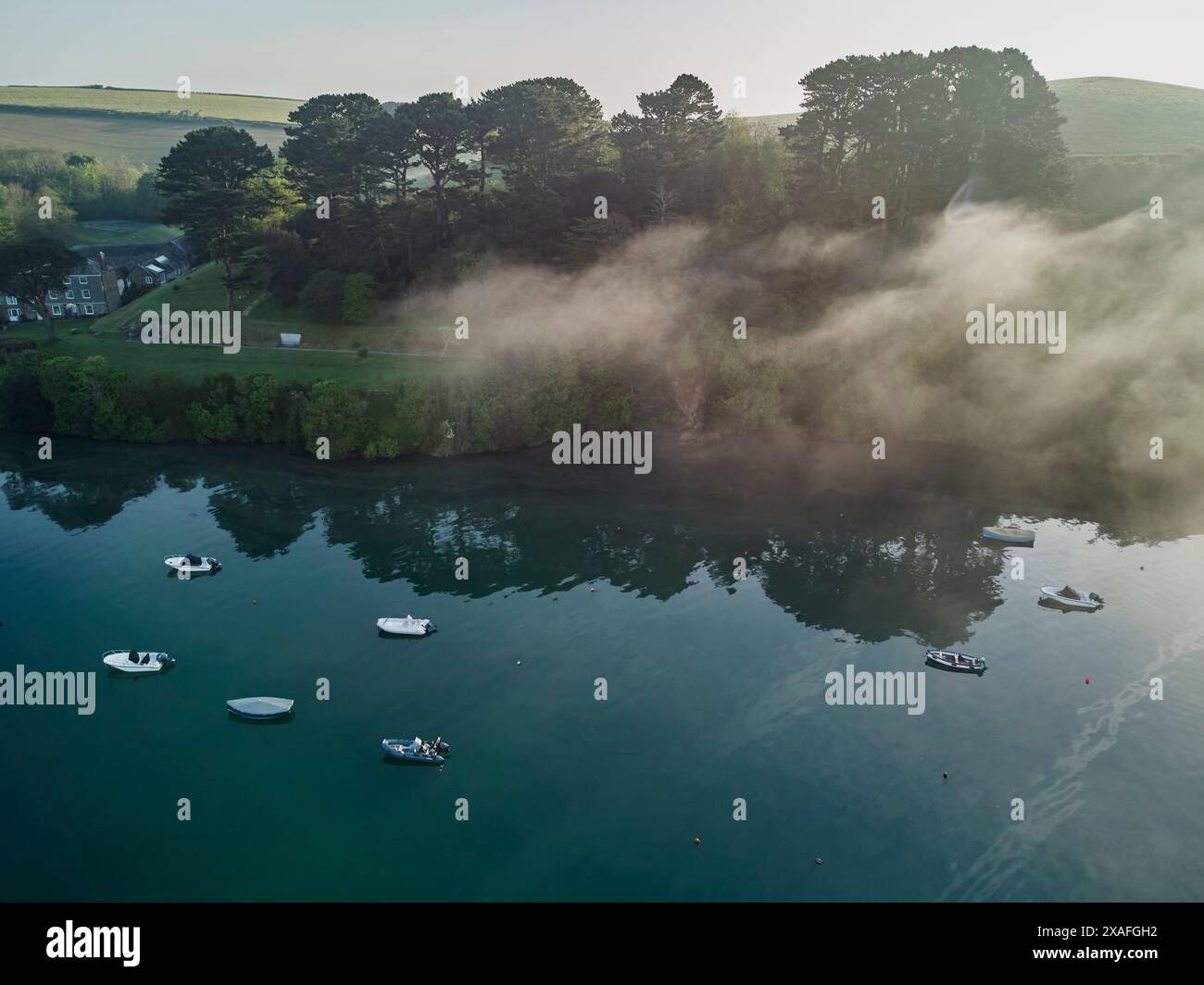 Ein Blick aus der Vogelperspektive auf die Kingsbridge Mündung bei Salcombe am frühen Morgen; Devon, Südwesten Englands, Großbritannien. Stockfoto