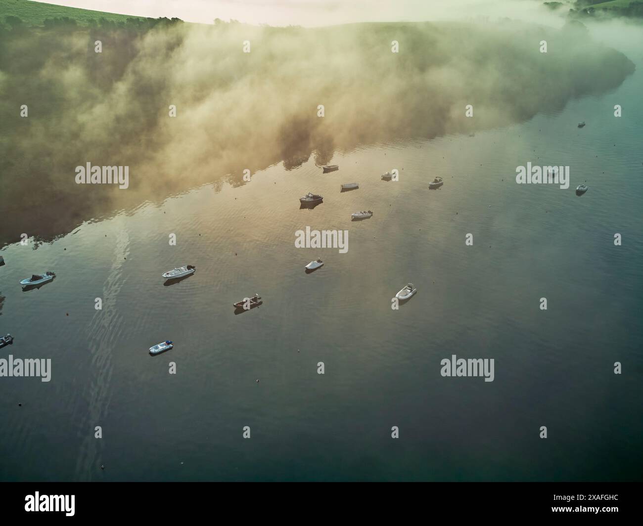Ein Blick aus der Vogelperspektive auf die Kingsbridge Mündung bei Salcombe am frühen Morgen; Devon, Südwesten Englands, Großbritannien. Stockfoto