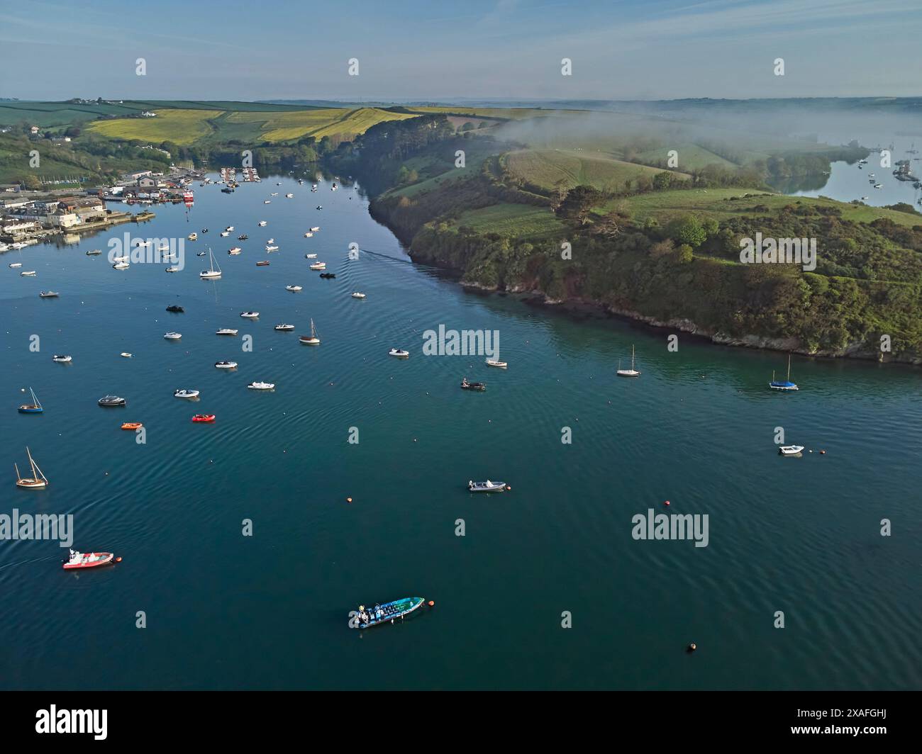 Ein Blick aus der Vogelperspektive auf die Kingsbridge Mündung bei Salcombe am frühen Morgen; Devon, Südwesten Englands, Großbritannien. Stockfoto