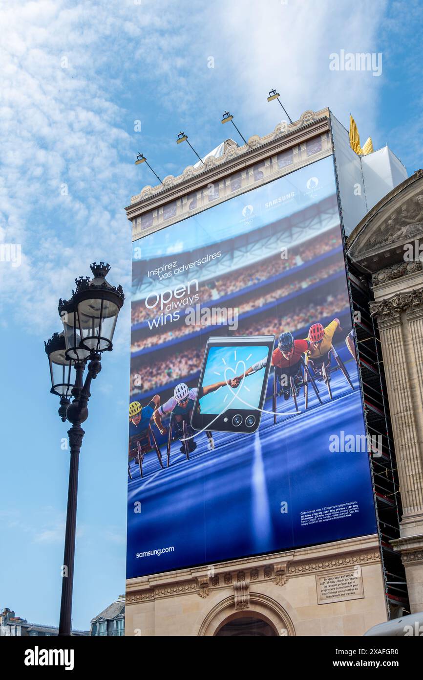 Samsung Galaxy Z Flip5 Werbetafel über die Paralympischen Spiele von Paris 2024 auf dem Gerüst an der Fassade des Pariser Opernhauses Stockfoto