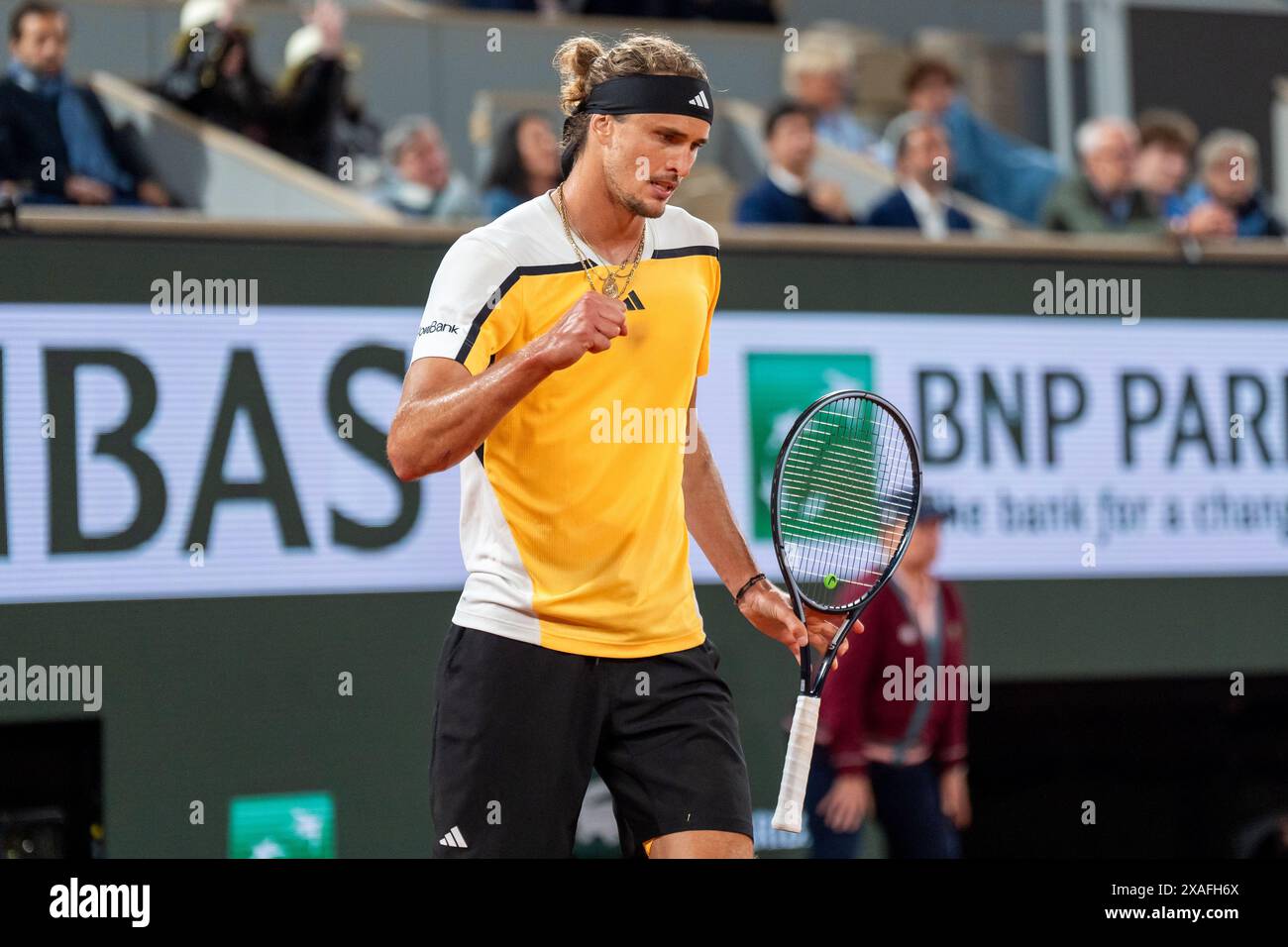 PARIS, FRANKREICH – 4. JUNI: Alexander Zverev feiert am 9. Tag der French Open 2024 am 4. Juni 2024 in Paris. (Foto: Marleen Fouchier/BSR Agency) Stockfoto