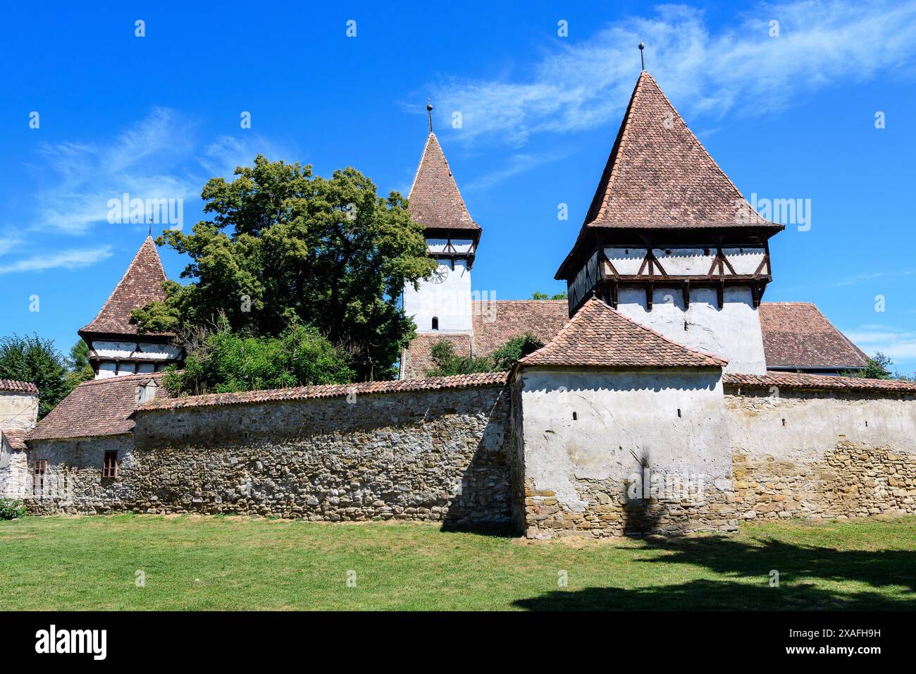 Altes Gebäude in der befestigten Kirche der Heiligen Peter und Paul (Biserica Sfintii Apostoli Petru și Pavel) im Dorf Cincosr, in der Nähe von Fagaras in Siebenbürgen (TR Stockfoto