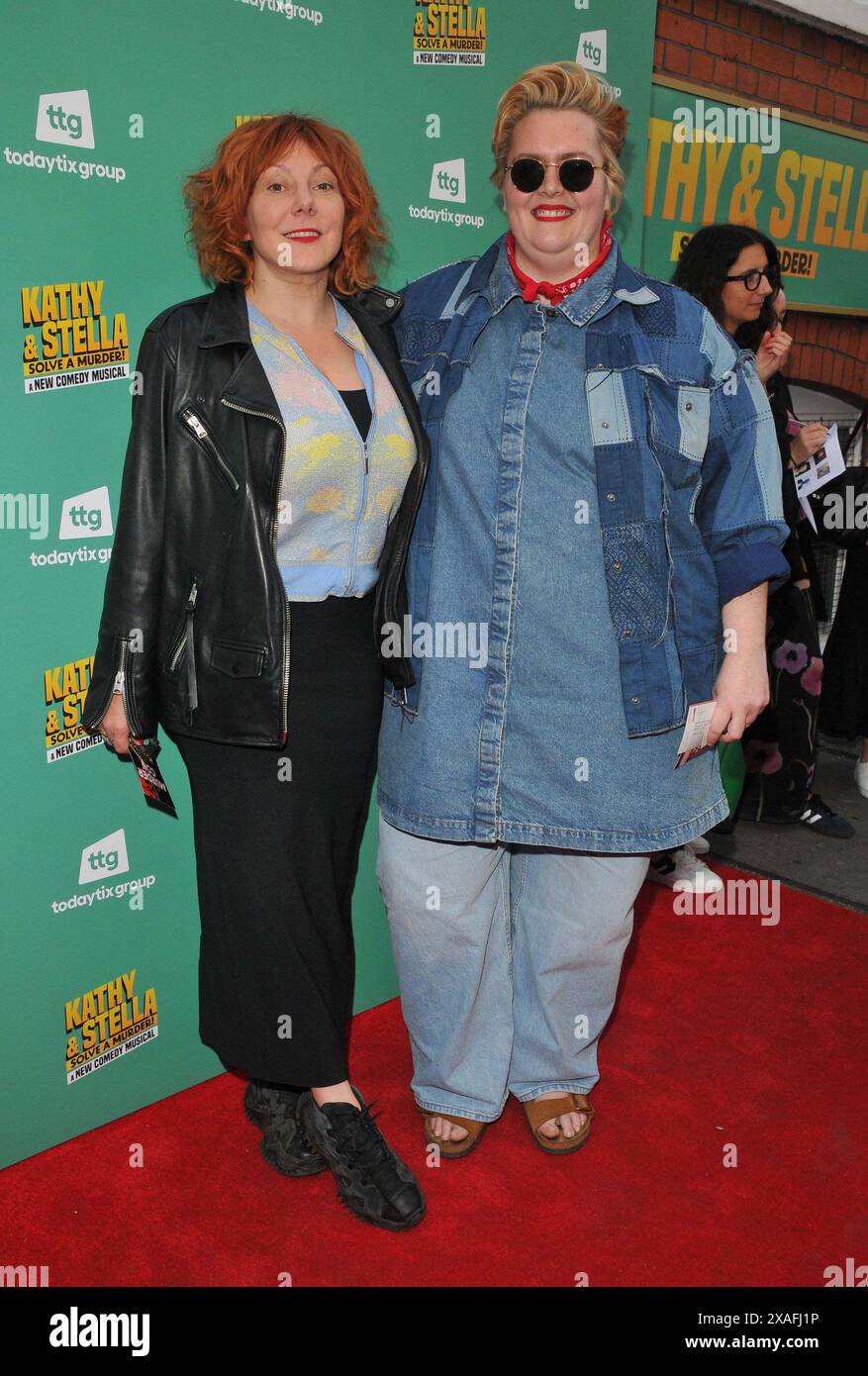 Sophie Willan und Jayde Adams im "Kathy und Stella lösen einen Mord auf!" Play Press Night, Ambassadors Theatre, West Street, am Mittwoch, den 05. Juni 2024 in London, England, Großbritannien. CAP/CAN ©CAN/Capital Pictures Stockfoto