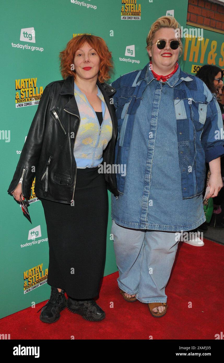 Sophie Willan und Jayde Adams im "Kathy und Stella lösen einen Mord auf!" Play Press Night, Ambassadors Theatre, West Street, am Mittwoch, den 05. Juni 2024 in London, England, Großbritannien. CAP/CAN ©CAN/Capital Pictures Stockfoto