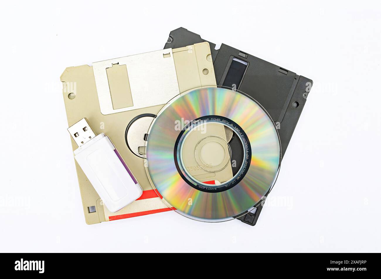 Vintage Retro elektronische Datenspeicherung, externer Speicher in der Computerorganisation, Geräte aus den 80er, 90er Jahren, cd-Disk, Flash-Laufwerke. Isoliert weiß Stockfoto