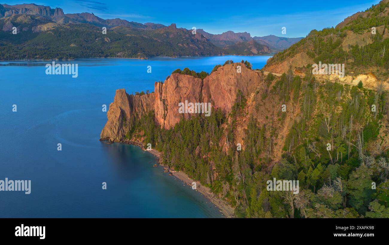 Aus der Vogelperspektive über die Küste des Lake Traful, Neuquen, Patagonien, Argentinien Stockfoto