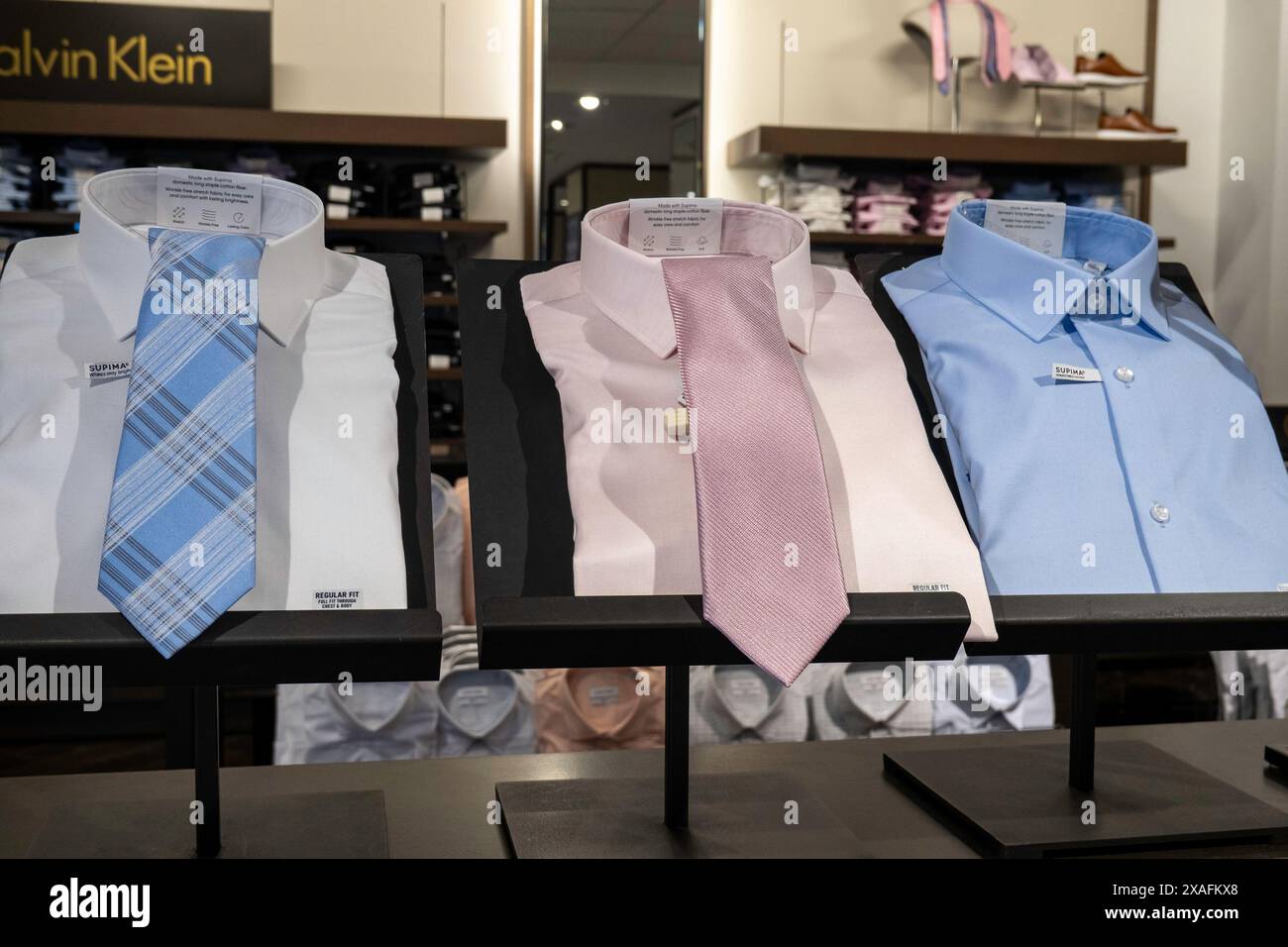 Herrenmode im Macy's Flagship Department Store, Herald Square, New York City, USA 2024 Stockfoto