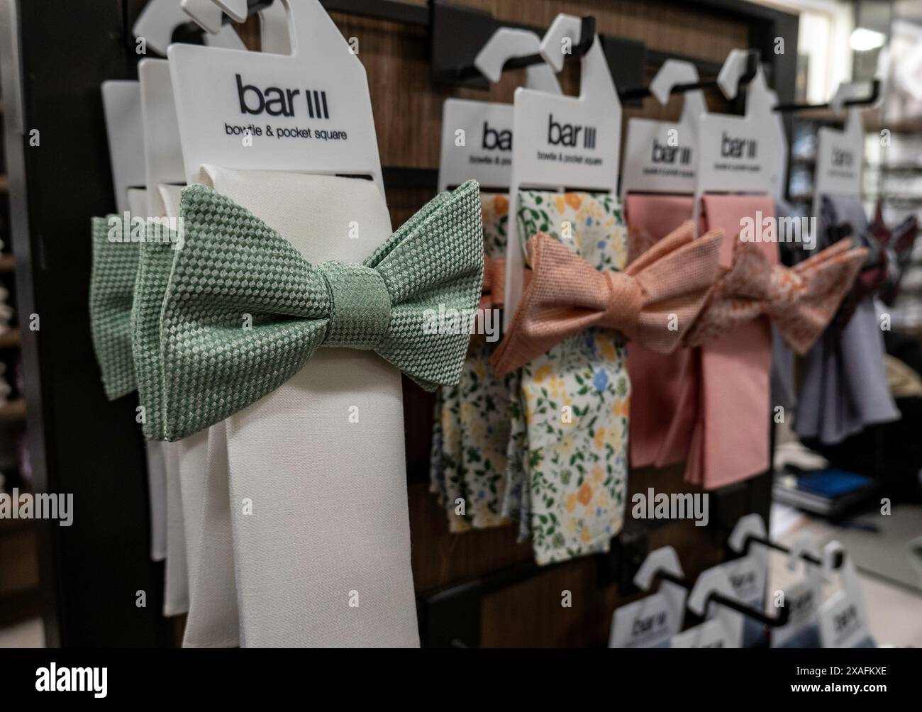 Herrenmode im Macy's Flagship Department Store, Herald Square, New York City, USA 2024 Stockfoto