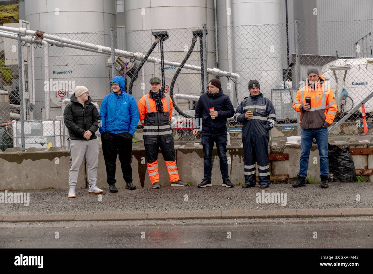 Streikposten bei einem Asphaltlieferanten in Sund bei Torshavn am Donnerstag, 6. Juni 2024. Die Wachleute stellen sicher, dass keine dem Streik entgegenstehenden Aktivitäten stattfinden. Sie wachen in Schichten rund um die Uhr. Seit dem 14. Mai streiken Lkw-Fahrer, Hafenarbeiter und mehrere andere auf den Färöern wegen eines Lohnstreits, was bedeutet, dass Benzin knapp geworden ist und viele Regale in Supermärkten leer sind. Die Parteien auf dem Arbeitsmarkt verhandeln seit dem 4. April ein neues Abkommen, ohne zu einem Ergebnis zu gelangen. Auf den Färöern gibt es etwa 000 Arbeiter, die Teil der STR Stockfoto