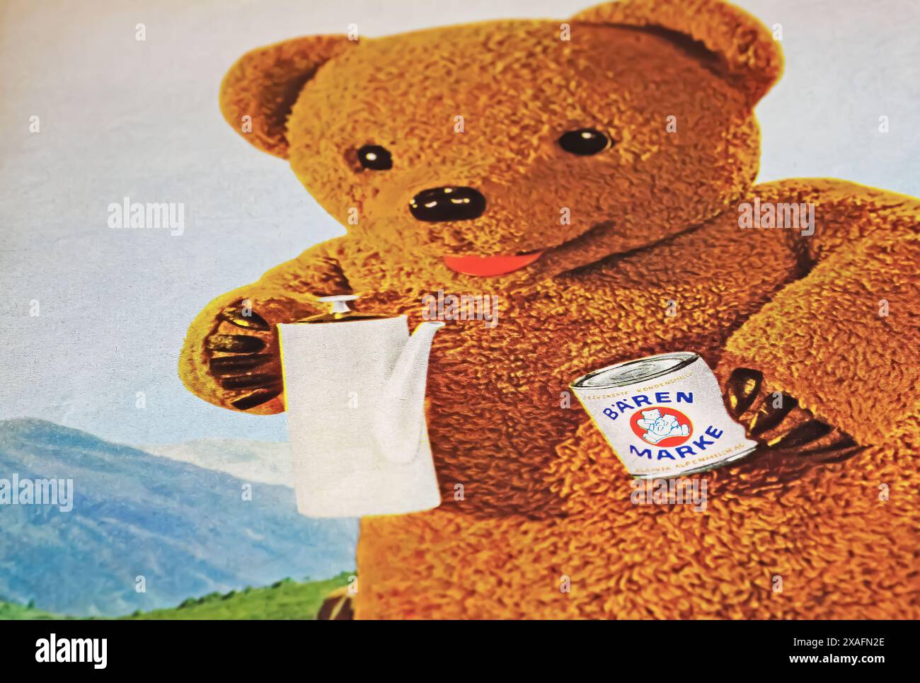Viersen, Deutschland - 9. Mai. 2024: Das alte deutsche Retro-Magazin Bärenmarke kondensierte Milchwerbung mit Braunbären als Markenidentität von 1965 Stockfoto