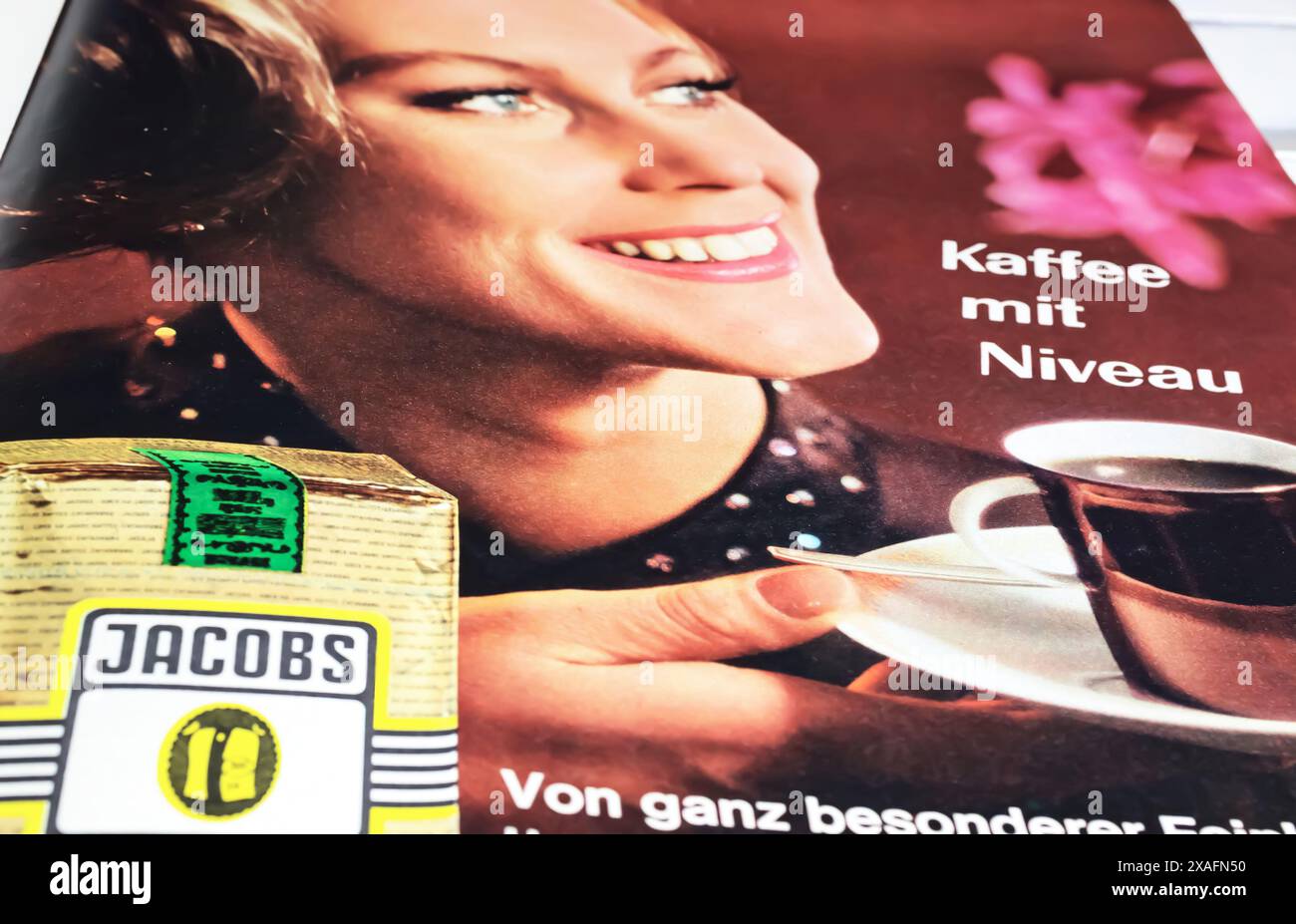 Viersen, Deutschland - 9. Mai. 2024: Alte deutsche Retro-Zeitschrift Jacobs Coffee Advertising von 1964 Stockfoto