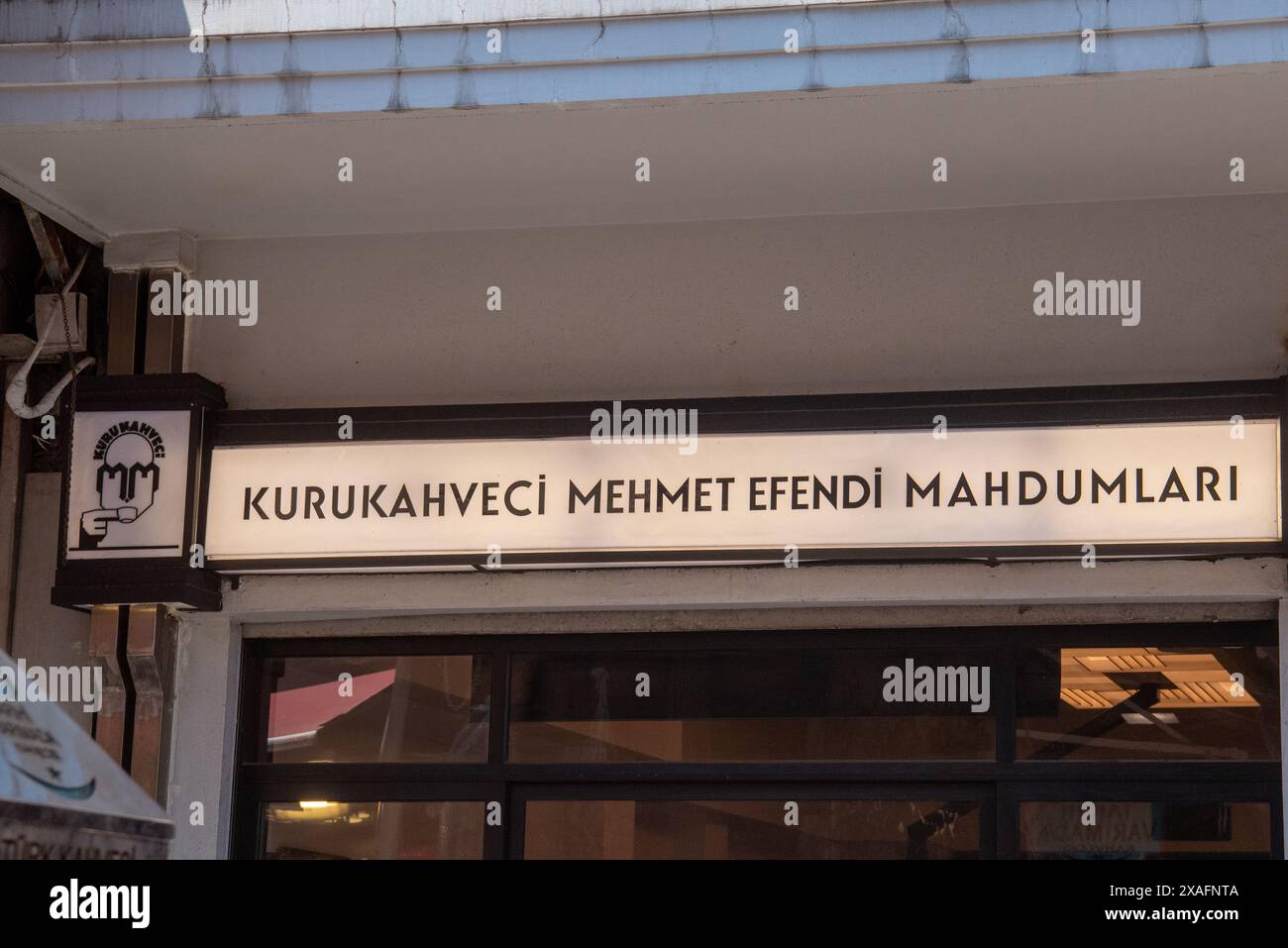 Kurukahveci Mehmet Efendi Mahdumları Coffee Shop Schild auf dem Gewürzbasar in Kadıköy, Istanbul, Türkei. Stockfoto