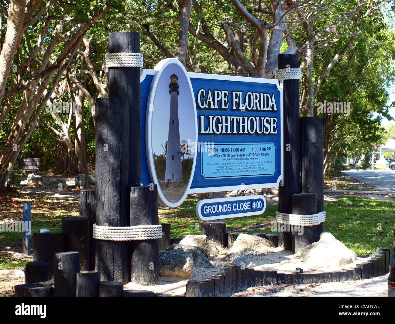 Miami, Florida, USA - 7. April 2024: Schild am Eingang des historischen Leuchtturms im Bill Baggs Cape Florida State Park. Redaktionelle Verwendung. Stockfoto