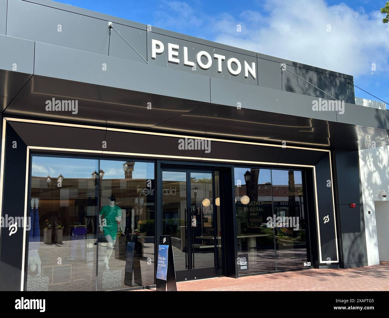 Außenansicht des Peloton Einzelhandels-Showrooms im Old Orchard Shopping Center in Skokie, Illinois Stockfoto