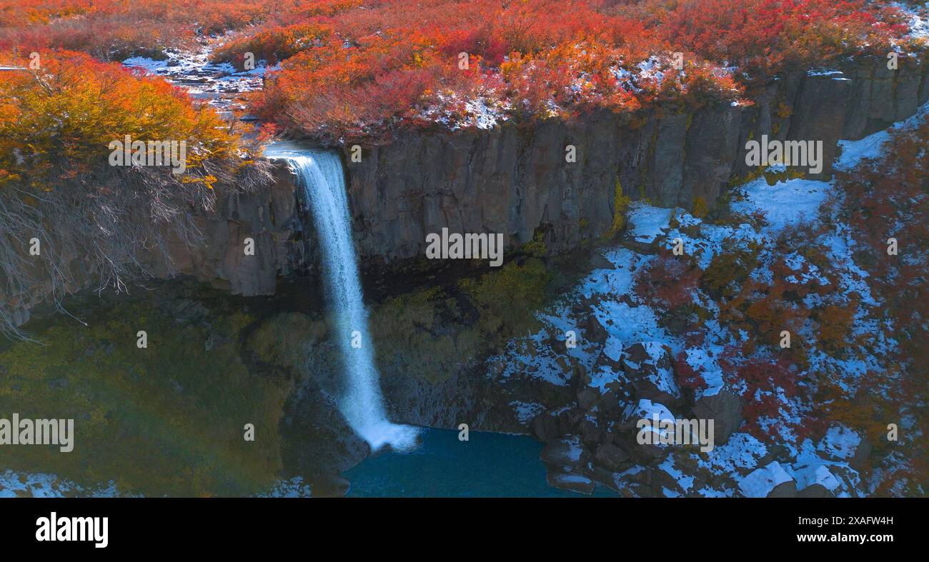 Drohnenaufnahme des Caño-Wasserfalls. Caviahue, Patagonien, Argentinien Stockfoto