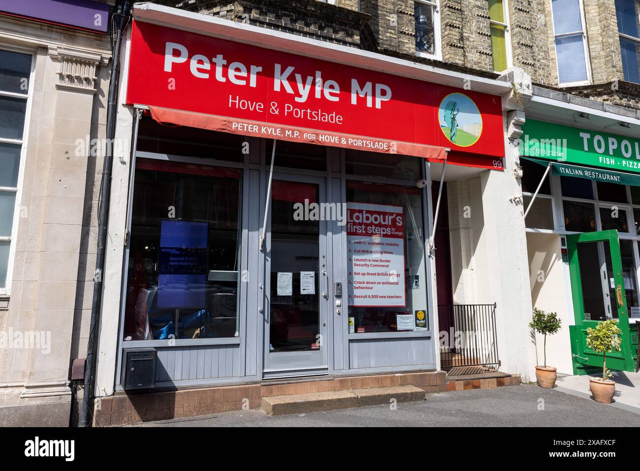 Hove, Großbritannien. Juni 2024. Die Büros von Peter Kyle, Kandidat der Labour Party für Hove und Portslade. Peter Kyle, seit 2023 Schattenstaatssekretär für Wissenschaft, Innovation und Technologie, war von 2015 bis 2024 Parlamentsabgeordneter für Hove. Quelle: Mark Kerrison/Alamy Live News Stockfoto