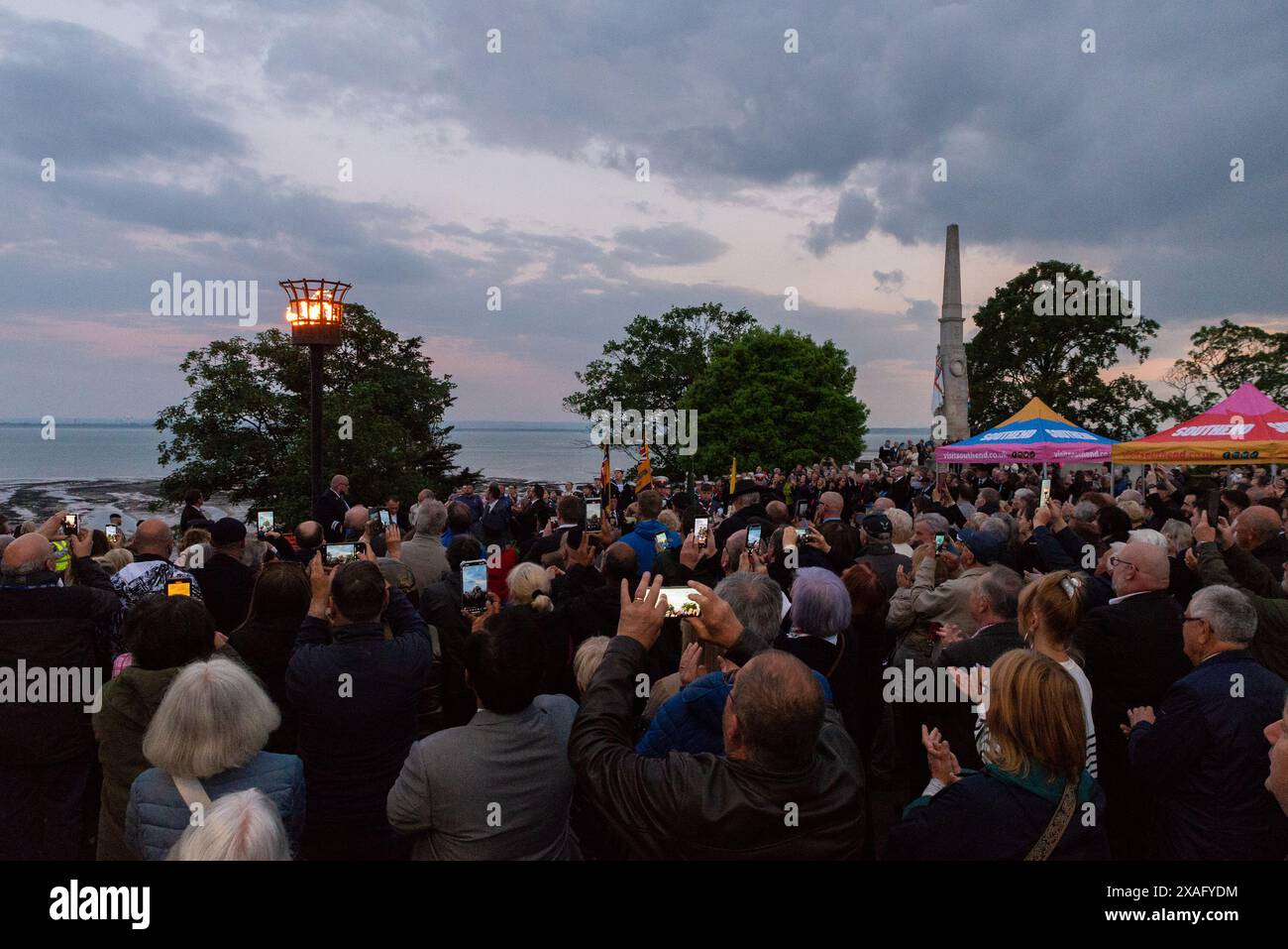 Clifftown Parade, Southend on Sea, Essex, Großbritannien. Juni 2024. Ein 80-jähriges Jubiläum des D-Day fand im Southend Cenotaph auf der Klippe mit Blick auf die Themse Mündung statt. Vor 80 Jahren, 1944, versammelte sich vor dem Southend Pier eine riesige Armada von Schiffen, die mit Truppen beladen waren, für die Invasion in der Normandie, die sie auch bei Nachschubmissionen fortsetzte. Nach einer Reihe von Reden und einer Proklamation wurde das Leuchtfeuer um 21:15 Uhr vom Bürgermeister von Southend, Ron Woodley, angezündet, um die Tapferkeit und das Opfer derer zu ehren, die an den Landungen beteiligt waren Stockfoto