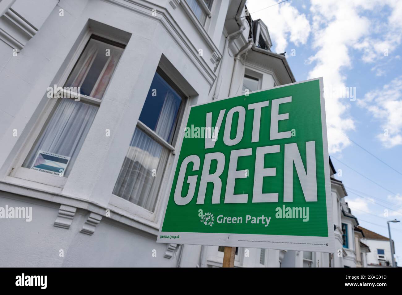 Brighton, Großbritannien. Juni 2024. Vor einem Haus im Wahlkreis Brighton Pavilion ist ein Vote Green Plakat angebracht. Der Kandidat der Grünen, Sian Berry, ehemaliger Ko-Vorsitzender der Grünen, hofft, bei den Parlamentswahlen am 4. Juli als Nachfolger von Caroline Lucas gewählt zu werden, die jetzt zurückgetreten ist. Die Green Party hält seit 2010 den Brighton Pavilion ab. Quelle: Mark Kerrison/Alamy Live News Stockfoto