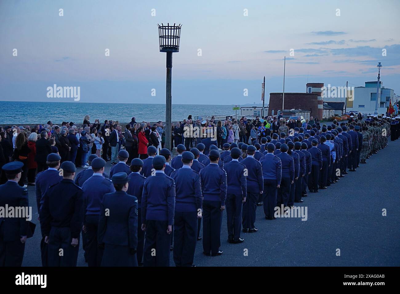 Juni 2024 Brighton Bürgermeister Mohammed Asaduzzaman , Ratsvorsitzende Bella Sankey und lokale Kadetten treffen sich bei der Abendparade zum 80-jährigen Jubiläum „Lighting the Darkness“ im Kingsway Hove Beacon Brighton England UK . Foto: Caron Watson/Alamy Live News Stockfoto