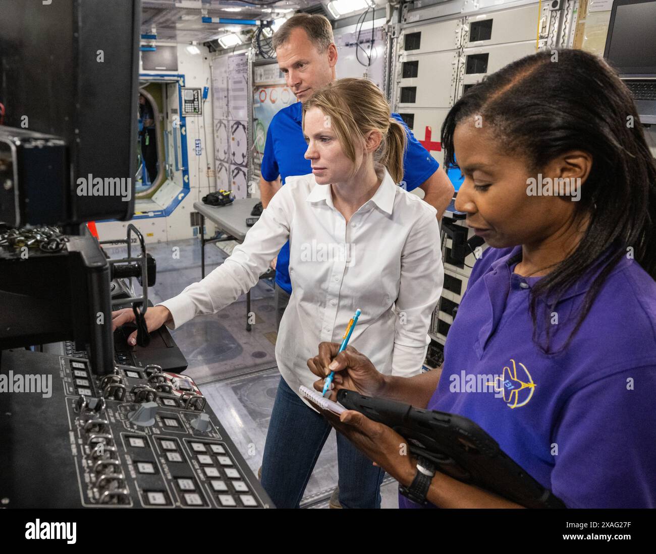 Hawthorne, Kalifornien, USA. Oktober 2023. (Von links) die NASA-Astronauten Nick Hague, Zena Cardman und Stephanie Wilson trainieren in der Space Vehicle Mockup Facility im Johnson Space Center der NASA in Houston, Texas, für die SpaceX Crew-9-Mission zur Internationalen Raumstation. (Kreditbild: © James Blair/NASA/ZUMA Press Wire) NUR REDAKTIONELLE VERWENDUNG! Nicht für kommerzielle ZWECKE! Stockfoto