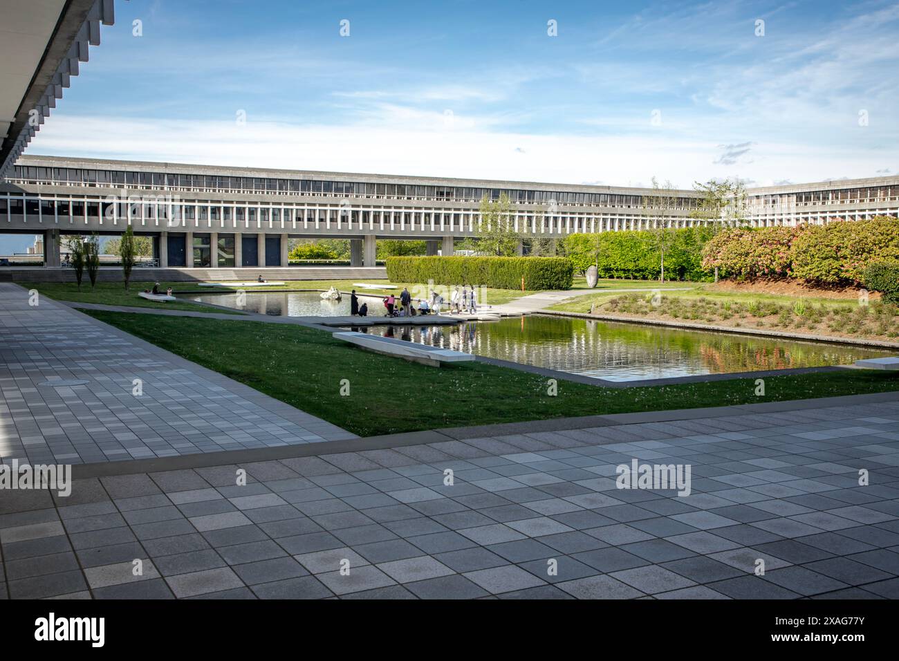 Das Simon Frazer University Student Quad wurde vom berühmten Vancouver Architekten Arthur Erickson entworfen und wurde als Kulisse in einer Taube genutzt Stockfoto