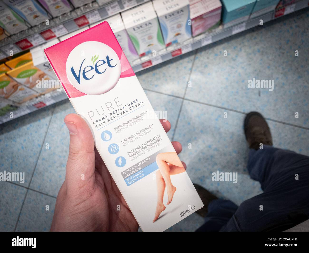 Bild eines Logos von veet auf einer Haarentfernungscreme zum Verkauf in belgrad. Veet ist eine Marke von Reckitt, einem britischen multinationalen Unternehmen. IT-spezialist Stockfoto Bild eines Logos von veet auf einer Haarentfernungscreme zum Verkauf in belgrad. Veet ist eine Marke von Reckitt, einem britischen multinationalen Unternehmen. IT-spezialist Stockfoto