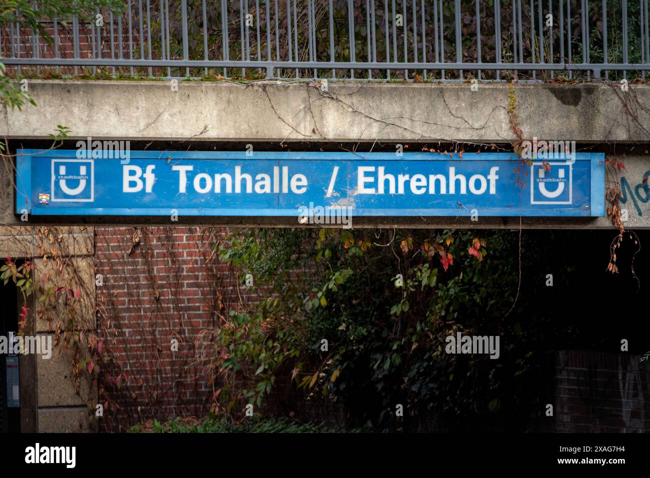 Bild eines Schildes mit Hinweis auf einen Bahnhof des U-Bahn-Systems Düsseldorf, Stadtbahn Düsseldorf. Die Stadtbahn Düsseldorf ist eine Stadtbahn, die D anbindet Stockfoto