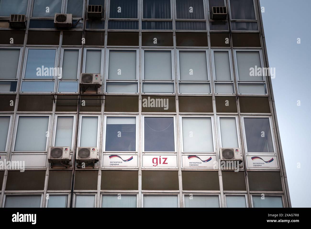 Bild eines Schildes mit dem Logo der GIZ auf ihrem Hauptsitz in Belgrad, Serbien. Die Deutsche Gesellschaft für Internationale Zusammenarbeit GmbH, von Stockfoto