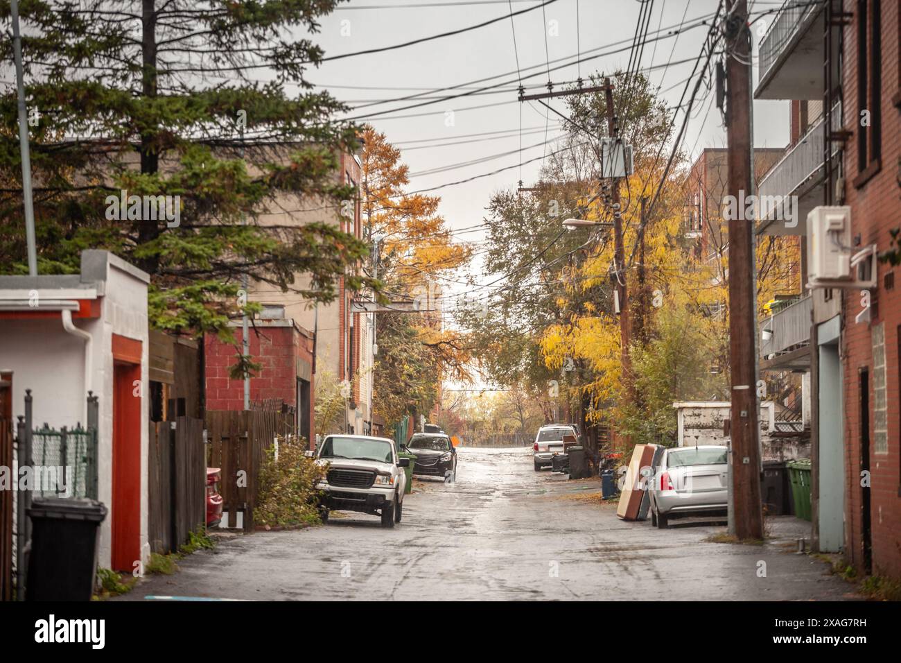 Bild einer Straße der Cote des Neiges in Montreal, in einer Wohngegend der Stadt Quebec, unter der heruntergekommenen Wohnstraße Raina Stockfoto
