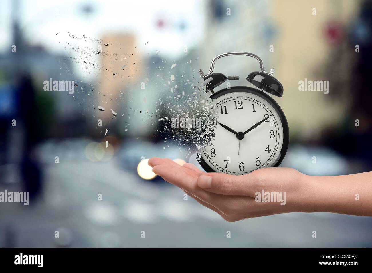 Die Zeit wird knapp. Frau mit auflösendem Wecker auf verschwommenem Hintergrund, Nahaufnahme Stockfoto