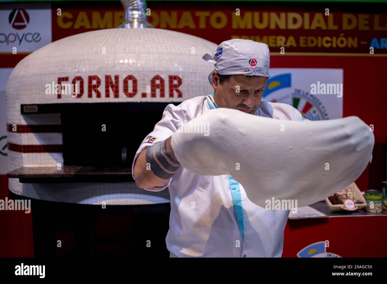 Buenos Aires, Argentinien. Juni 2024. Die Teilnehmer der „Campeonato Mundial de la Pizza y la Empanada“, der „Weltmeisterschaft der Pizza und Empanada“, treten in der Kategorie „La masa grande“ („der große Teig“) im Rahmen der FITHEP Expoalimentaria Latinoamericana 2024 an, der lateinamerikanischen Lebensmittelmesse, die in Argentinien stattfindet. Eine Empanada ist ein gefülltes Gebäck. Quelle: Cristina Sille/dpa/Alamy Live News Stockfoto