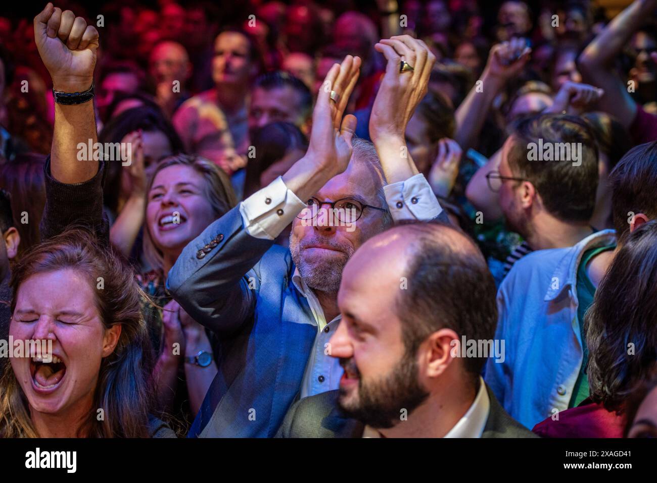 Utrecht, Utrecht, Niederlande. Juni 2024. Der niederländische Politiker THIJS REUTEN begrüßt die Veröffentlichung der Ergebnisse der Europawahlen. Am 6. Juni 2024 versammelten sich Mitglieder und Kandidaten von GroenLinks und Partij van de Arbeid, um die Wahlen zum Europäischen Parlament zu beobachten. Der Abend begann mit Angst, aber als die Ergebnisse kamen, wandelte sich die Angst in eine Feier um. (Kreditbild: © James Petermeier/ZUMA Press Wire) NUR REDAKTIONELLE VERWENDUNG! Nicht für kommerzielle ZWECKE! Stockfoto