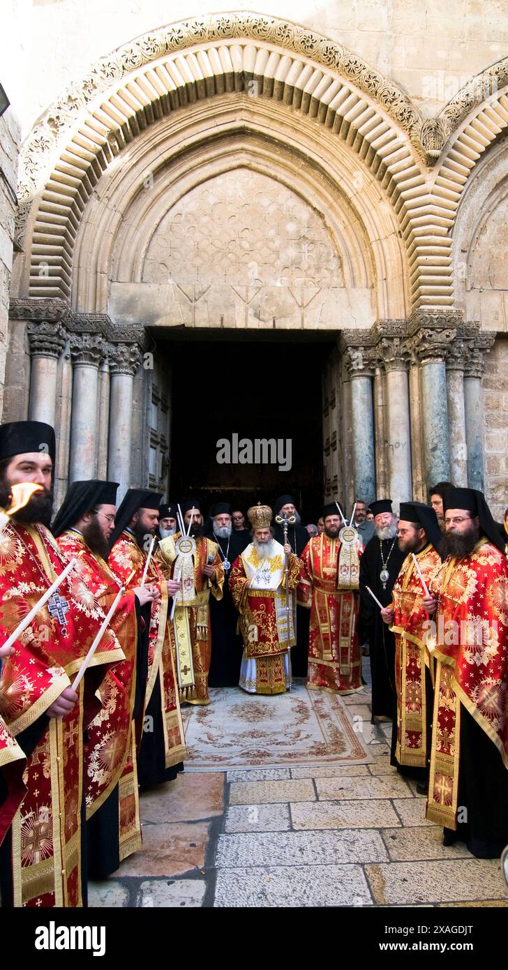 Eine griechisch-orthodoxe Zeremonie vor der Grabeskirche. Patriarch Theophilos III. Von Jerusalem steht in der Mitte. Altstadt von Jerusalem Stockfoto