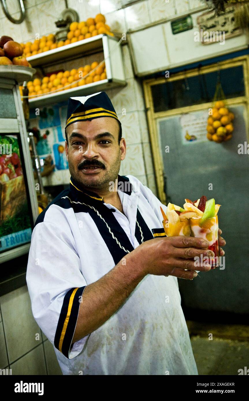 Eine bunte Kellner in einem Obst & Ice Cream Shop in Kairo. Stockfoto