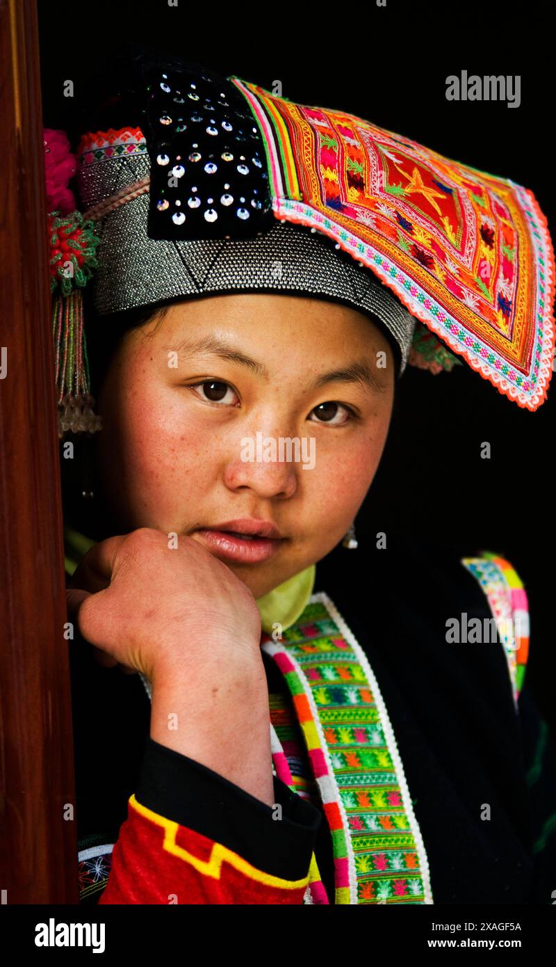 Porträt einer YI ( Lolo ) Frau, aufgenommen in einem Dorf in der südlichen Provinz Yunnan, China. Stockfoto