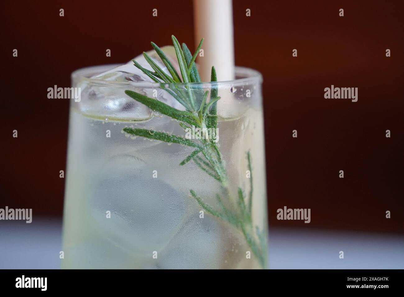 Erfrischendes Getränk mit Eis und Rosmarin Stockfoto
