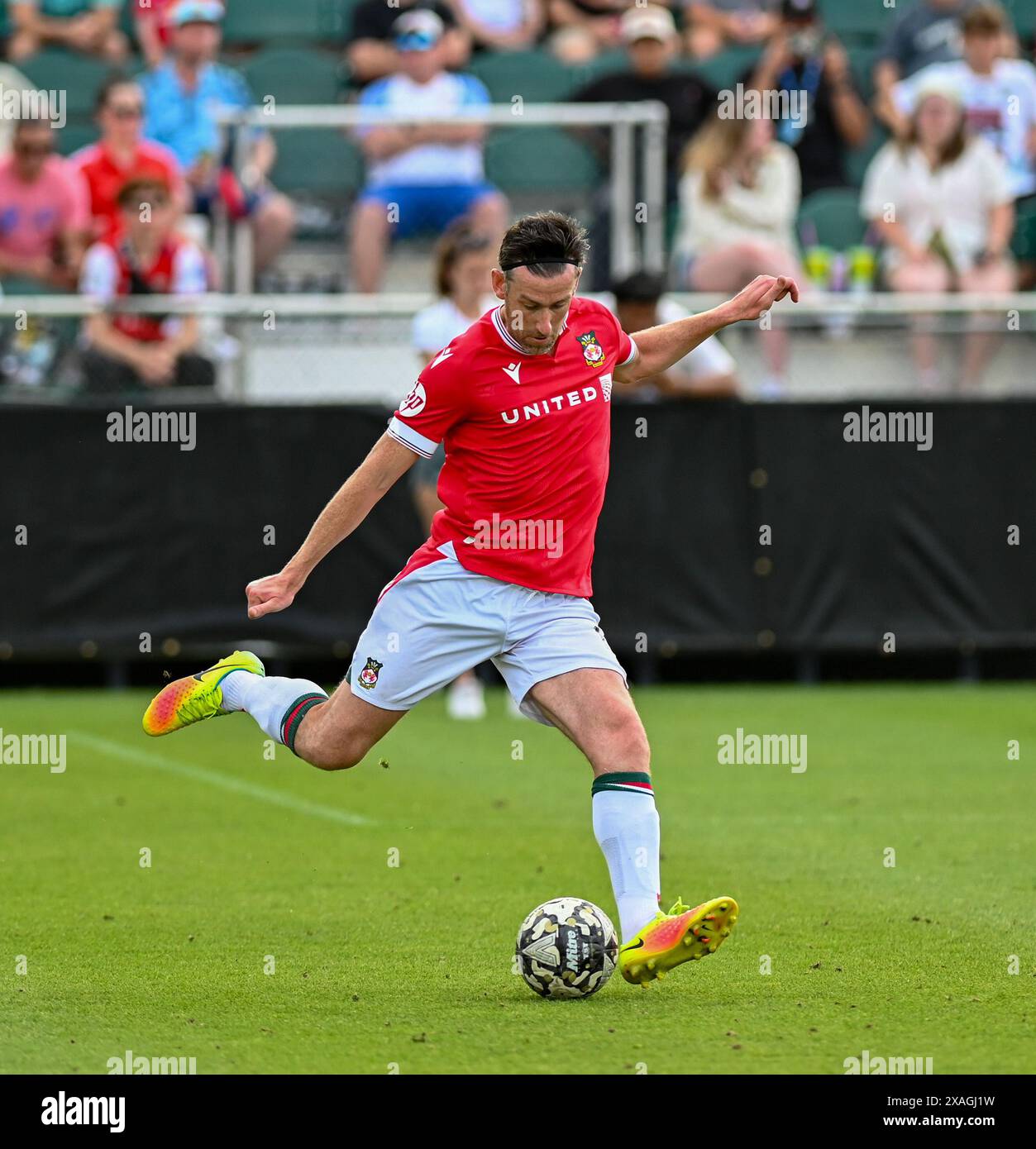 Cary, North Carolina, USA. Juni 2024. Wrexham Red Dragons Mittelfeldspieler DAVID JONES stürzt den Ball nach unten. Die Wrexham Red Dragons waren Gastgeber von Desimpedidos im WakeMed Soccer Park in Cary, North Carolina. (Kreditbild: © Patrick Magoon/ZUMA Press Wire) NUR REDAKTIONELLE VERWENDUNG! Nicht für kommerzielle ZWECKE! Stockfoto