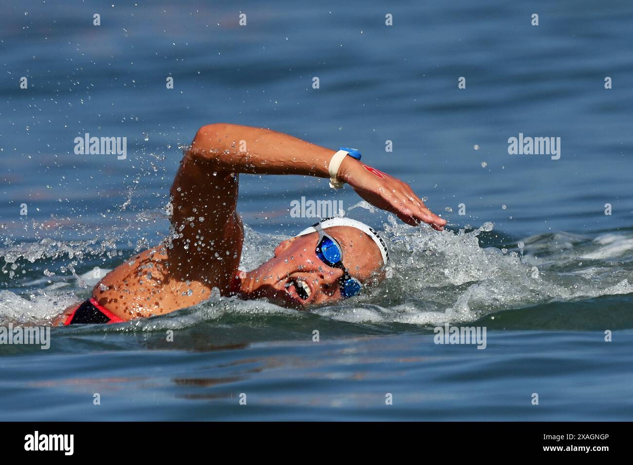 FILE - Eventual winner, Sharon van Rouwendaal of the Netherlands competes during the Women's 5km Open Water final at the European swimming championships, in Ostia, near Rome, Saturday, Aug. 20, 2022. The 30-year-old Dutch swimmer won Olympic gold at Rio de Janeiro in 2016 and was the silver medalist in the open water event in Tokyo. (Gian Mattia D'Alberto/LaPresse via AP, File) Stockfoto