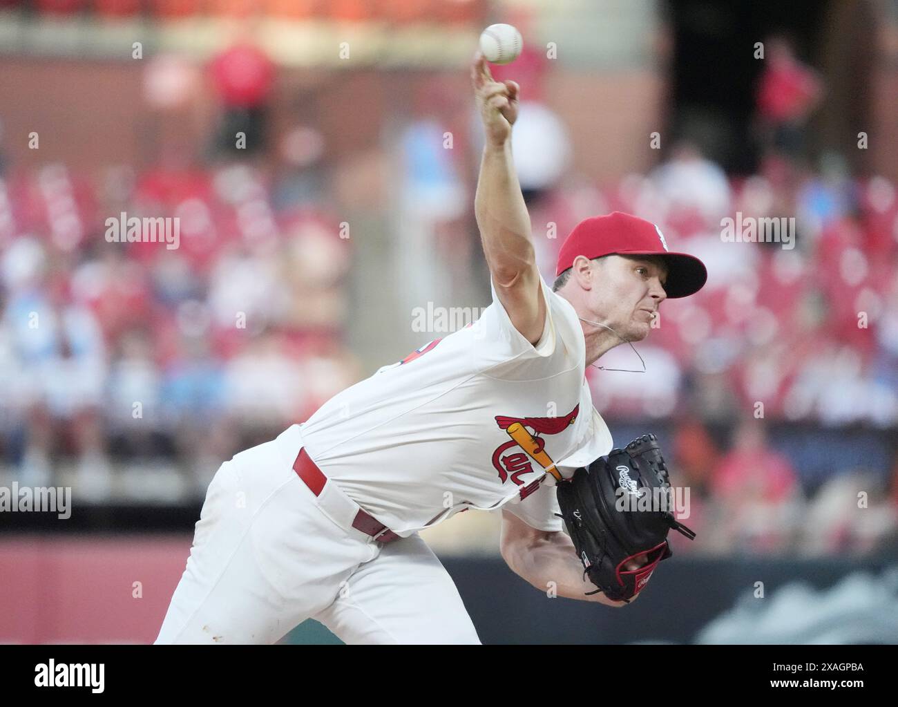 St. Louis, Usa. Juni 2024. Sonny Gray, der Startkrug der St. Louis Cardinals, liefert im fünften Inning im Busch Stadium in St. Louis am Donnerstag, den 6. Juni 2024 einen Pitch an die Colorado Rockies. Foto: Bill Greenblatt/UPI Credit: UPI/Alamy Live News Stockfoto