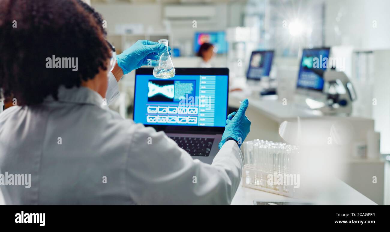 Labor, Back und Frau für wissenschaftliche Forschung, Biotechnologie und Genmutation mit Laptop zur Datenanalyse. Bioinformatik, Innovationsstudie und Becher Stockfoto