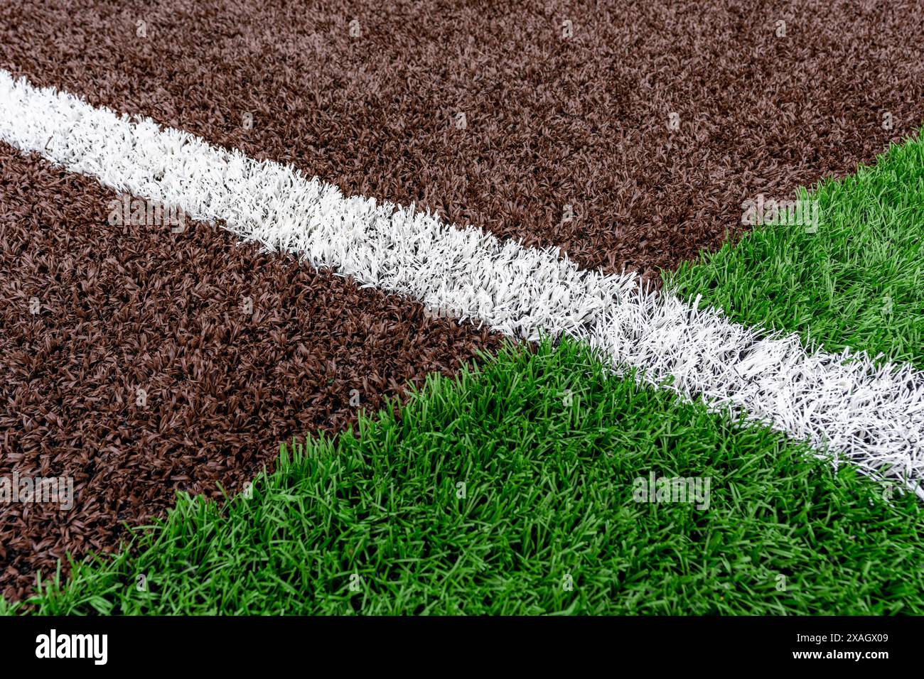 Blick auf die weiße Linie auf einem Kunstrasen-Sportplatz. Stockfoto