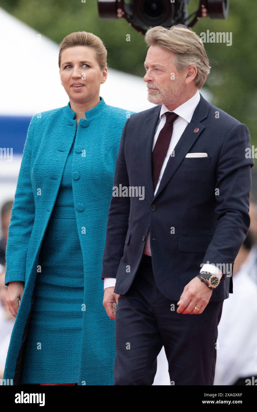 Omaha Beach, Frankreich. 30. Mai 2024. Die dänische Premierministerin Mette Frederiksen und ihr Mann Martin Bo Tengberg nehmen am 6. Juni 2024 im Rahmen des 80. Jahrestags des „D-Day“-Jubiläums in Omaha Beach, Normandie, Frankreich, Teil. Foto von David NIVIERE. Quelle: Abaca Press/Alamy Live News Stockfoto