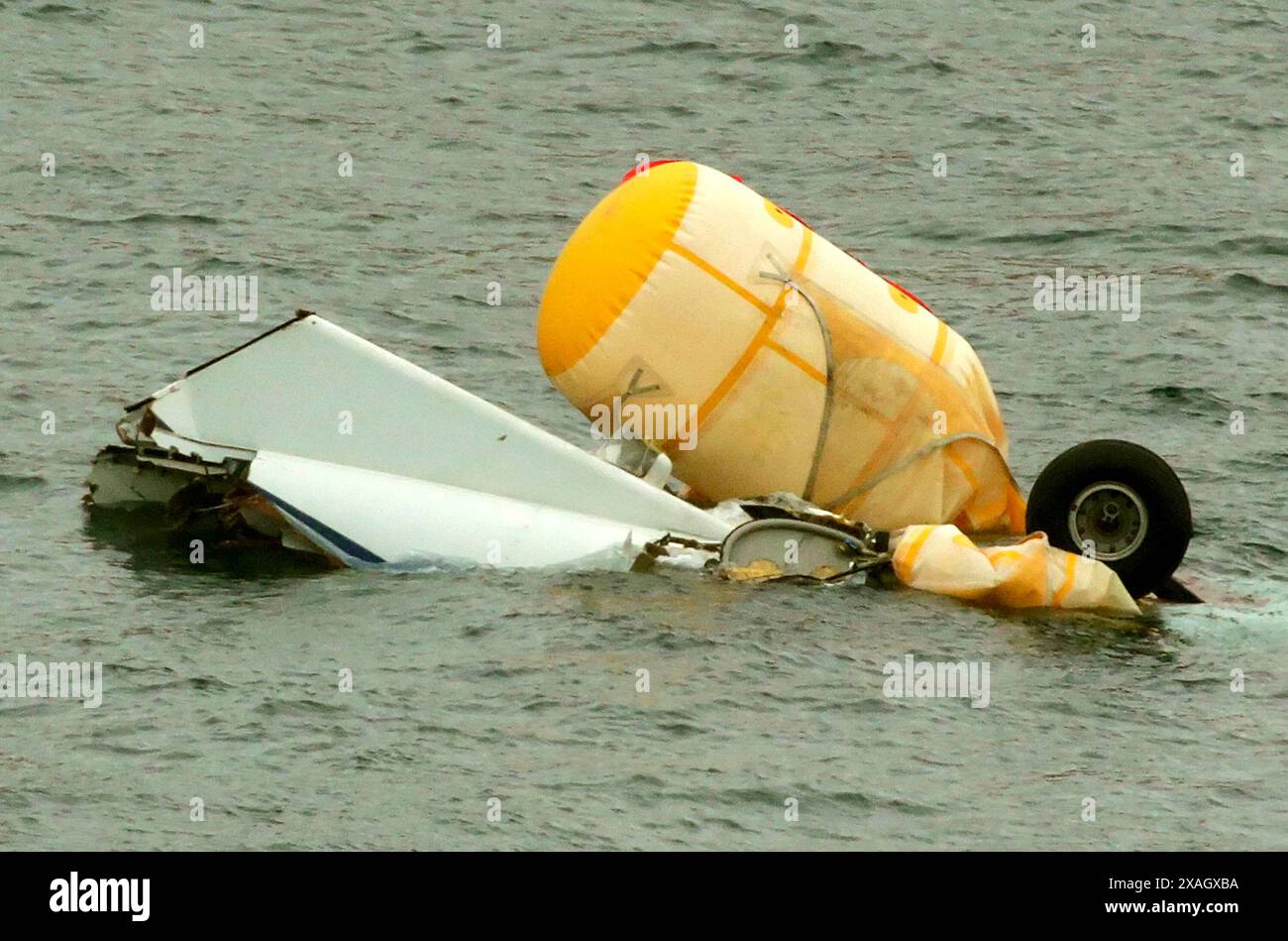 Aktenfoto vom 25.08/13, Wrackteile eines Super Puma L2 Hubschraubers, der am Freitag um 18.20 Uhr in der Nordsee abstürzte und vier Menschenleben ums Leben brachte, etwa drei Meilen westlich des Flughafens Sumburgh auf Shetland, als es von der Borgsten Dolphin Bohrplattform auf die Insel zurückkehrte. Hunderte von Erdöl- und Erdgasarbeitern in der Nordsee haben gelobt, nie wieder einen Fuß auf ein Hubschraubermodell zu setzen, das an einer Reihe tödlicher Abstürze beteiligt war, während Spekulationen über ihre mögliche Wiedereinführung stattfanden. Ausgabedatum: Freitag, 7. Juni 2024. Stockfoto
