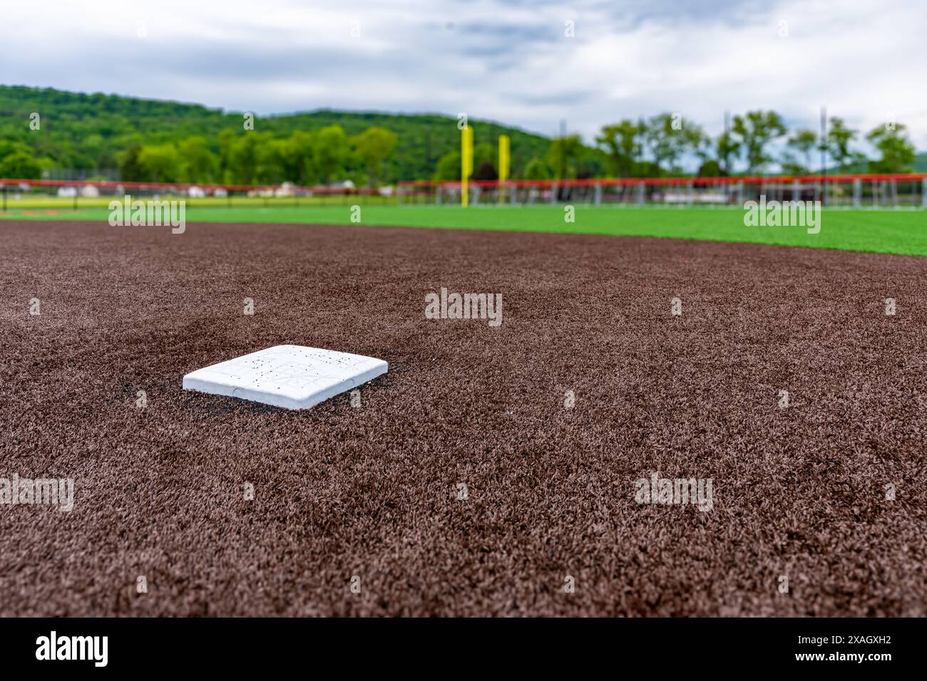 Ansicht des High School Kunstrasen Softballfeld dritte Basis. Stockfoto