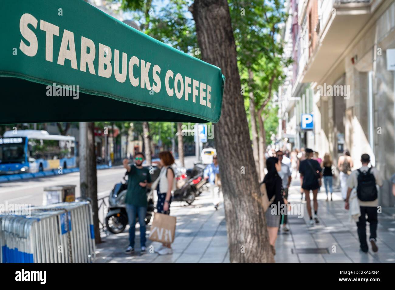 Madrid, Spanien. Mai 2024. Ein Sonnenschirm und ein Logo der amerikanischen multinationalen Kette Starbucks Coffee sind außerhalb der spanischen Niederlassung zu sehen. Quelle: SOPA Images Limited/Alamy Live News Stockfoto