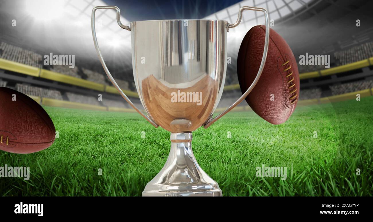 Bild von Silberpokal und Rugbybällen im Sportstadion Stockfoto