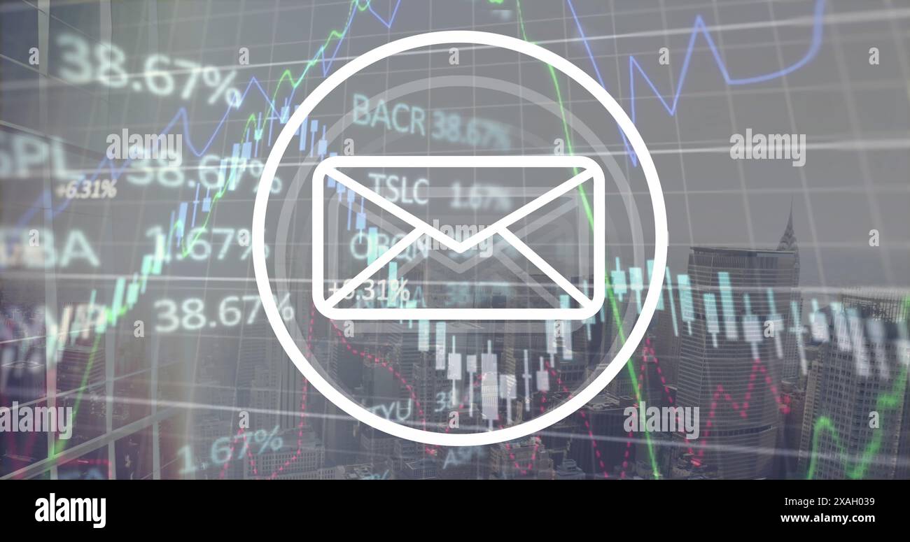 Bild des E-Mail-Symbols und der Verarbeitung von Finanzdaten im Stadtbild Stockfoto